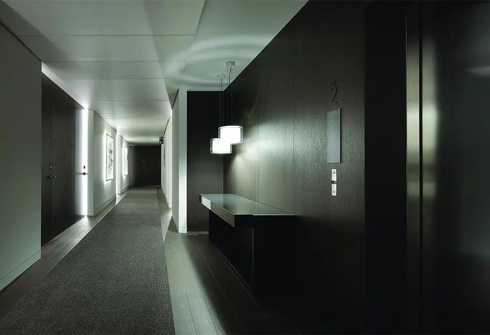 Black Oak veneer of the wall board