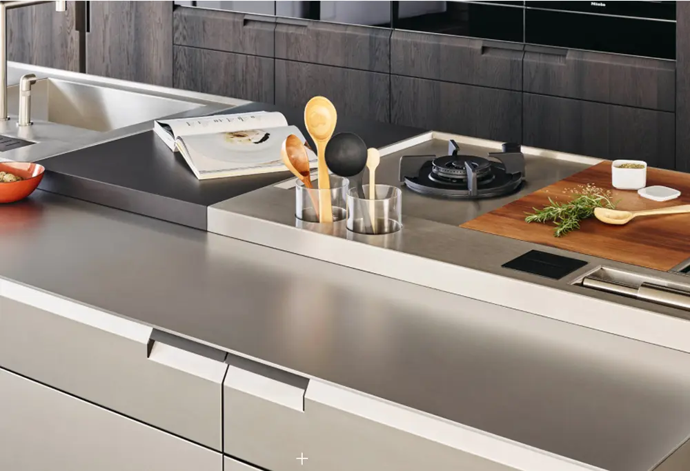 9 smoke ork veneer and metal lacquer kitchen