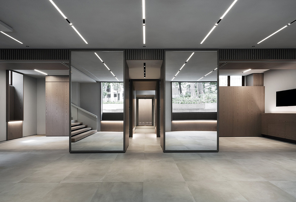 Gray Oak veneer of the wall board